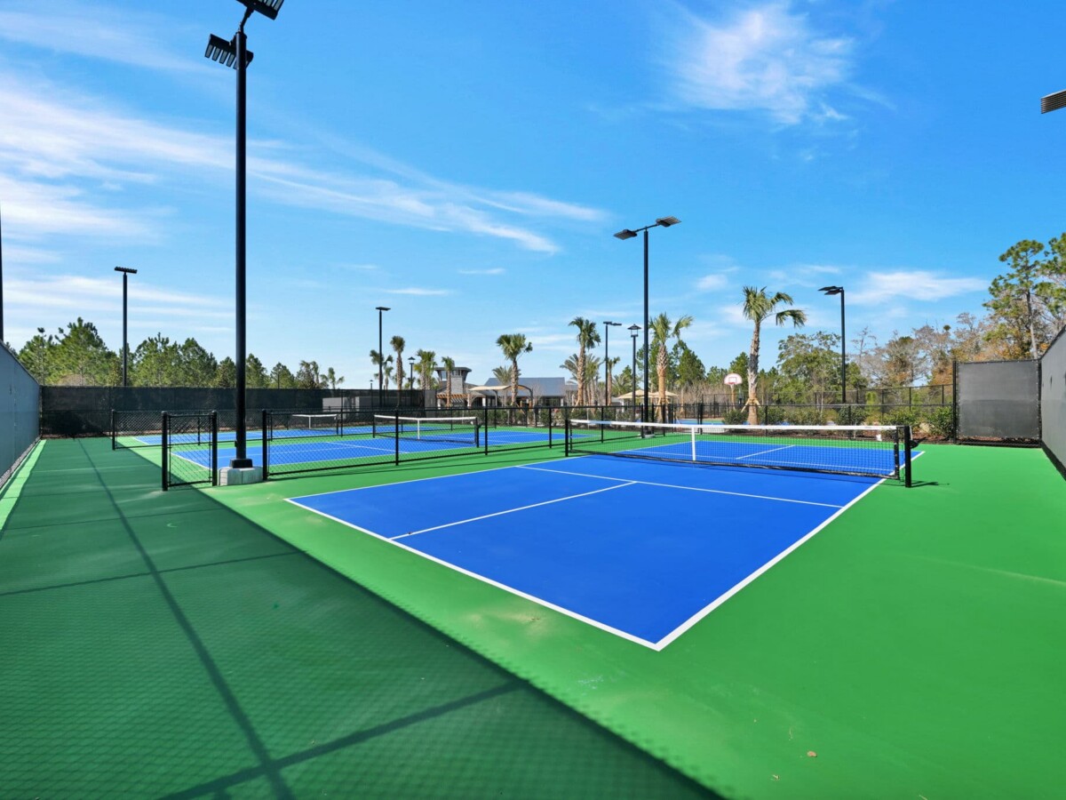 Pickleball and tennis courts at The Landings at St Johns amenity center